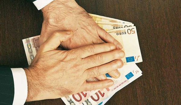 Έρχεται κούρεμα σε επίδομα αδείας και Δώρο Χριστουγέννων