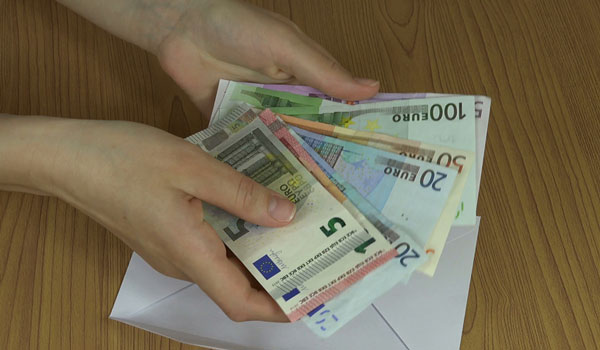 Άγνωστος πετά φακέλους γεμάτους χρήματα κάτω από εξώπορτες σπιτιών