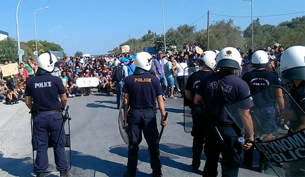 "Κλεφτοπόλεμος" κατοίκων με ΜΑΤ στη Λέσβο