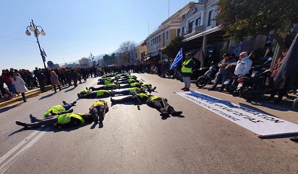 LESVOS SOS - H διαμαρτυρία που προκάλεσε αίσθηση στη Μυτιλήνη