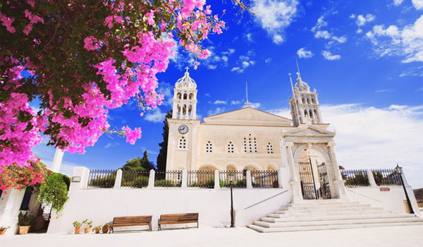 Το ορεινό χωριό Λεύκες της Πάρου που κλέβει τις εντυπώσεις