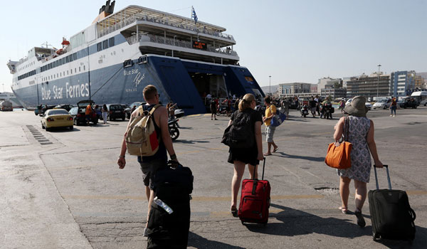 Ουρές στο λιμάνι του Πειραιά για το τριήμερο του Αγίου Πνεύματος – Γεμάτα φεύγουν τα πλοία