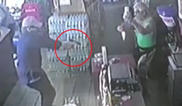 Βίντεο ντοκουμέντο - Η στιγμή που ληστής πυροβολεί τον  ιδιοκτήτη κάβας στο Φάληρο