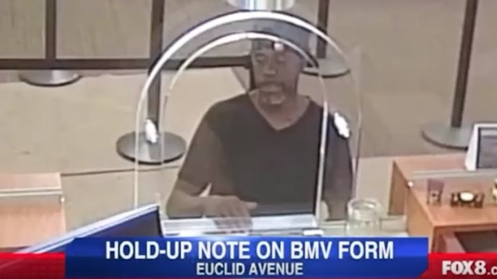 Επική γκάφα ληστή τράπεζα: Έδωσε σημείωμα στον υπάλληλο με το όνομα και τη διεύθυνσή του