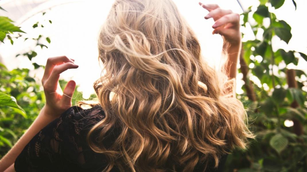 Βαμμένα μαλλιά: Πότε πρέπει να λούσεις τα μαλλιά σου μετά τη βαφή για να μην φύγει το χρώμα