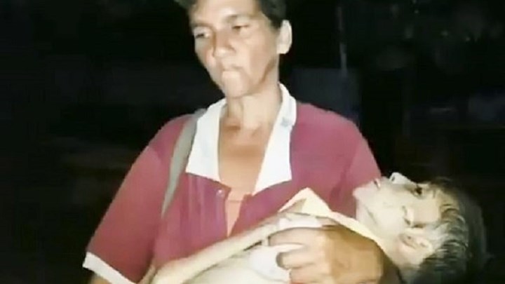 Η εικόνα που συγκλόνισε τον κόσμο. Η μάνα με το νεκρό παιδί της στα χέρια της