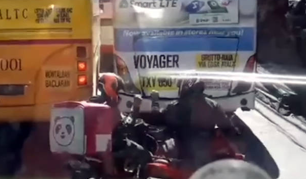 Κόλλησαν στην κίνηση και έπαιξαν πέτρα, ψαλίδι, χαρτί