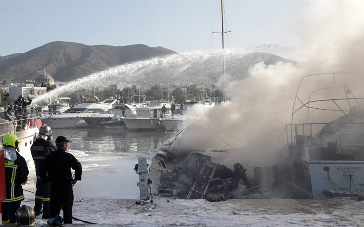 Φωτογραφίες από τη φωτιά στα σκάφη στη Μαρίνα Γλυφάδας. Μία γυναίκα πήδηξε για να σωθεί