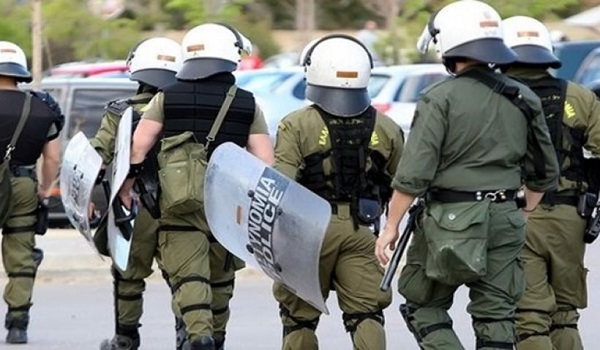 Επίθεση με δυο τραυματίες αστυνομικούς στο Κουκάκι