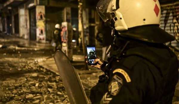 Η selfie άνδρα των ΜΑΤ στα επεισόδια στα Εξάρχεια!