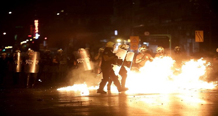 Επεισόδια στο κέντρο της Αθήνας: Xρήση χημικών πριν καν οι φοιτητές βγουν στον δρόμο