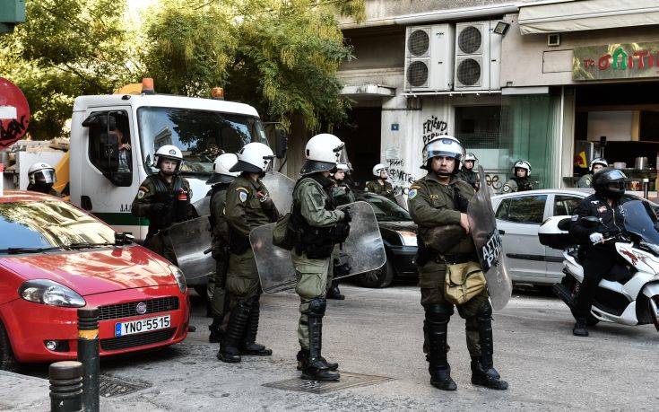 Έφοδος της Αστυνομίας στην ΑΣΟΕΕ. Έρευνα για κατασκευή μολότοφ