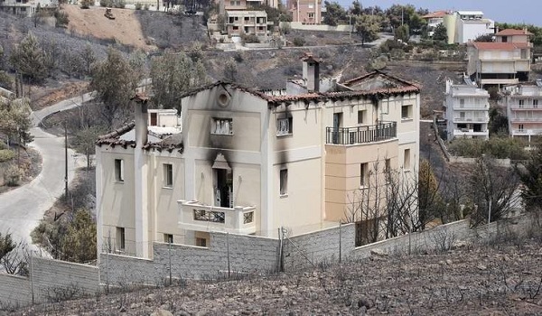 Μη κατοικήσιμα 1.218 σπίτια μετά τις φωτιές στην Αττική