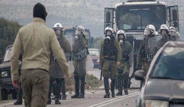 Χάος στη Λέσβο: Πολίτες με όπλα - Τραυματίες από σκάγια, πολιορκία των ΜΑΤ σε στρατόπεδο