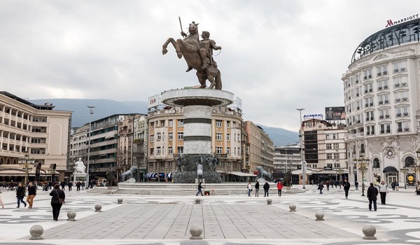 Πινακίδα με την ελληνική καταγωγή του Μεγάλου Αλεξάνδρου στα Σκόπια