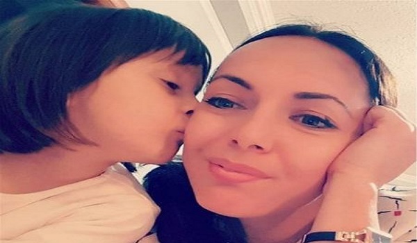 Αλβανία: Μάνα και κόρη κηδεύτηκαν ντυμένες στα λευκά - Θρήνος για τα θύματα του σεισμού