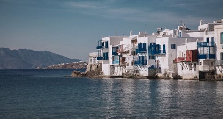Σαντορίνη και Μύκονος σημειώνουν τα μεγαλύτερα ποσοστά ανόδου στις αφίξεις τουριστών στο εννεάμηνο