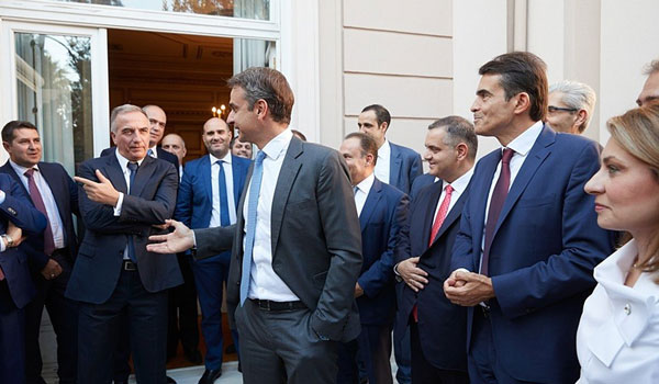 Συνάντηση Μητσοτάκη σε χαλαρό κλίμα με τους βουλευτές της ΝΔ στο Καβούρι