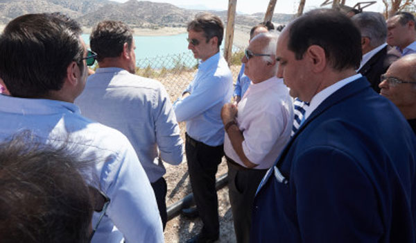 Στην βάση των καναντέρ ο Κυριάκος Μητσοτάκης. Συνομίλησε με πιλότους
