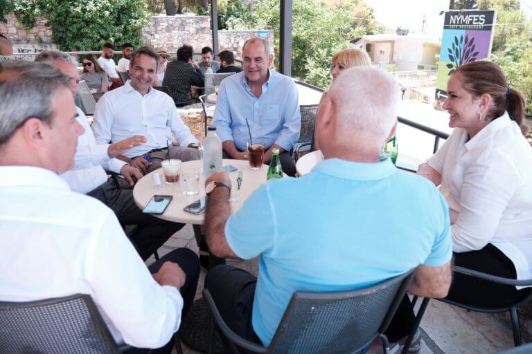 Για καφέ ο Κυριάκος Μητσοτάκης με τους υποψήφιους βουλευτές Χανίων