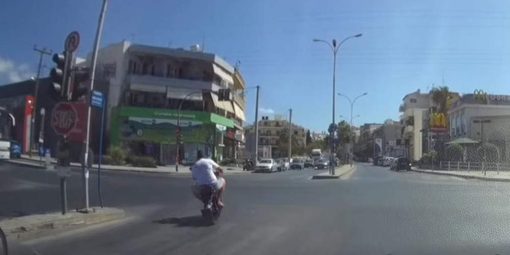Θα σε σφαλιαρώσω: Θρασύς οδηγός και περνάει με κόκκινο και απειλεί