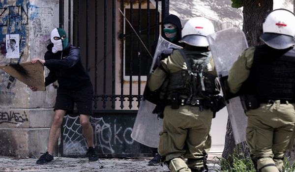 Νύχτα έντασης με μολότοφ και πάλι στα Εξάρχεια