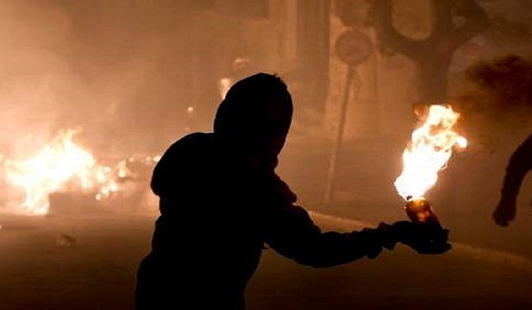 Επεισοδιακή νύχτα με μολότοφ στα Εξάρχεια και τα γραφεία του ΣΥΡΙΖα