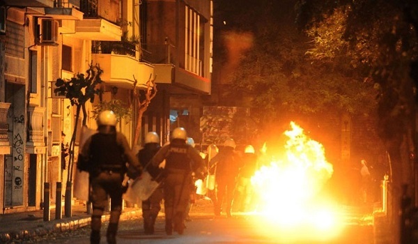 Ένας τραυματίας στην πλατεία Εξαρχείων