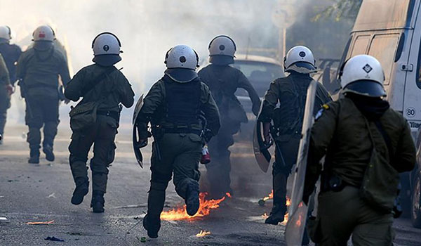 Επεισόδια και μολότοφ πριν την προεκλογική ομιλία Κασιδιάρη