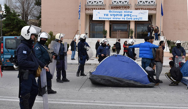 Μηταράκης: Φεύγουν άμεσα χιλιάδες πρόσφυγες από τα νησιά