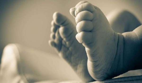 Παιδί στην Ινδία γεννήθηκε με 26 δάχτυλα: Είναι η ενσάρκωση Θεού