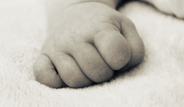 Ηράκλειο: Παιδάκι ενός έτους έπεσε στο κενό - Νοσηλεύεται διασωληνωμένο