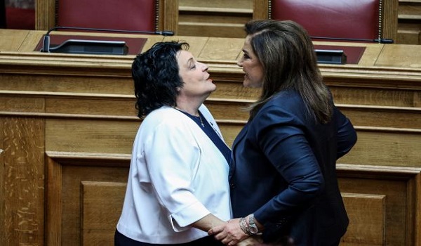 Ο σφιχτός εναγκαλισμός Μπακογιάννη - Κανέλλη στην ορκωμοσία της Βουλής