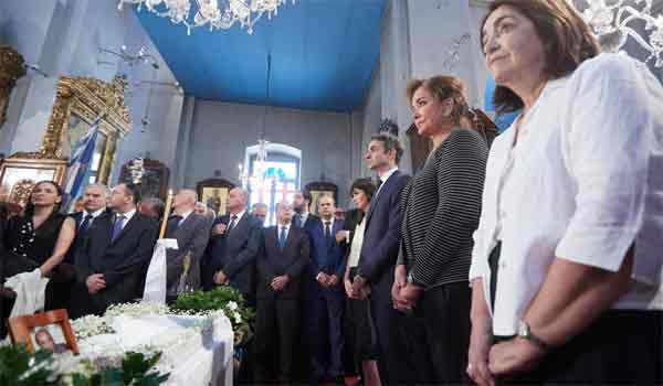 Συγκινημένη η Ντόρα Μπακογιάννη στο μνημόσυνο του πατέρα της Κωνσταντίνου Μητσοτάκη