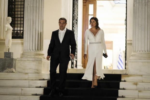 Εντυπωσιακή στα λευκά η Μπέτυ Μπαζιάνα στο Προεδρικό Μέγαρο. H xειραψία Τσίπρα – Στουρνάρα