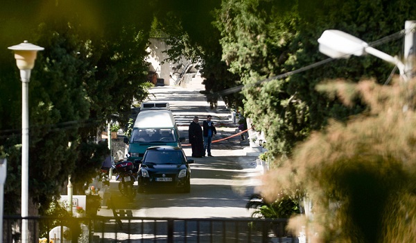 Σοκ στην Καλαμάτα: Ανήλικοι ξέθαψαν πτώμα και το έβαλαν στην είσοδο του νεκροταφείου