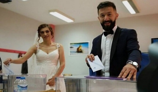Εκλογές 2019: Με το νυφικό στην κάλπη - Από την εκκλησία στο εκλογικό κέντρο