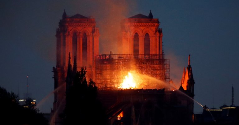 Παγκόσμια θλίψη για την φωτιά στην Παναγία των Παρισίων. Ολονύχτιο θρίλερ