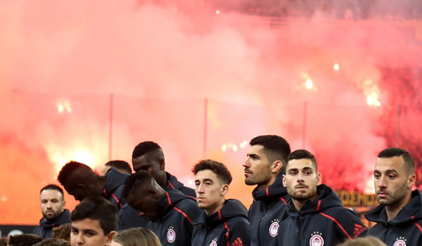 Επεισόδια έξω από το ΟΑΚΑ. Έκαψαν περιπολικό