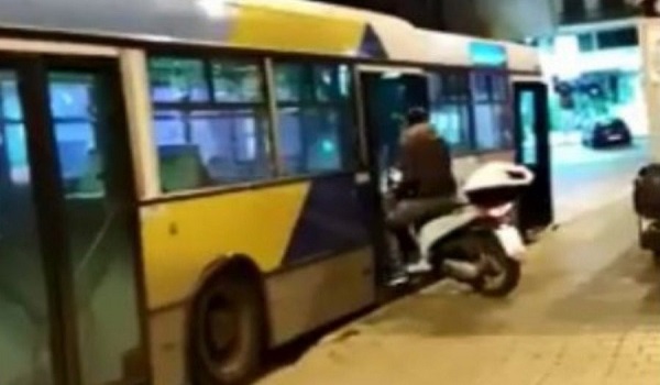 Απίστευτο: Μπήκε σε λεωφορείο του ΟΑΣΑ με το μηχανάκι
