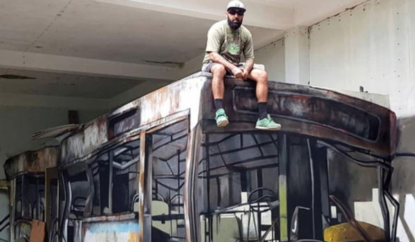 Απίστευτη οφθαλμαπάτη: Κι όμως, δεν κάθεται πάνω σε λεωφορείο!