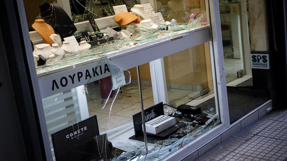 Ζακ Κωστόπουλος: Από τον ακτιβισμό στις ομοφοβικές επιθέσεις και τον θάνατο στην Ομόνοια