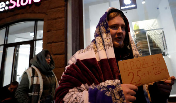 Ψυχίατρος λέει σε όσους στέκονται σε ουρές για iPhone, να τους δει γιατρός