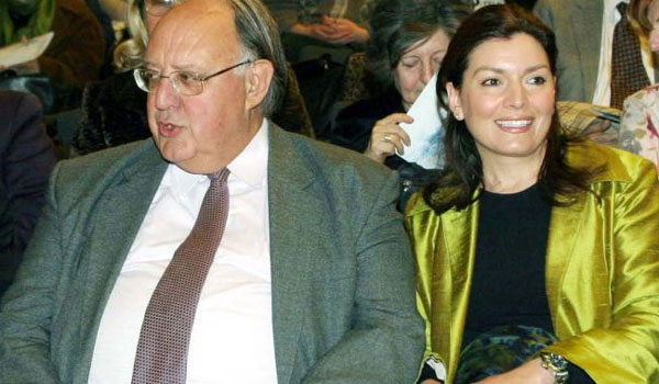 Ο Πάγκαλος ζητά διαζύγιο από την κατά 31 χρόνια μικρότερή του σύζυγο
