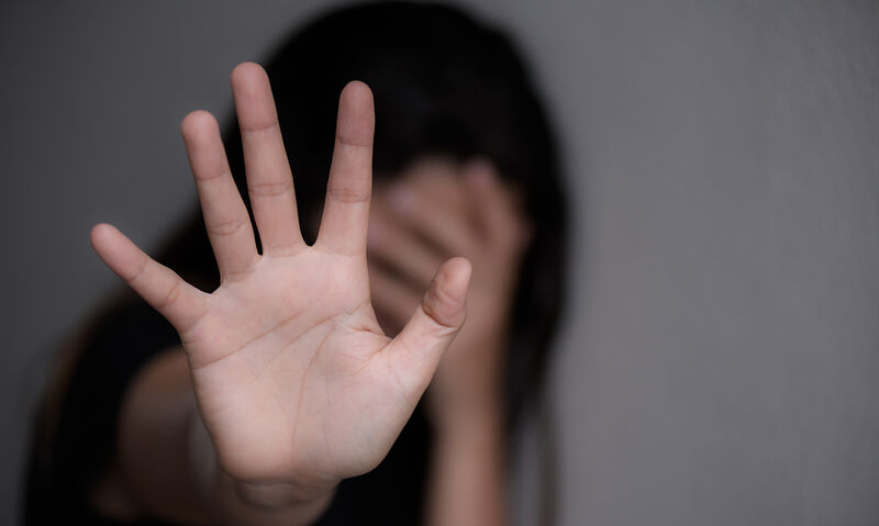 Ηράκλειο: Βίασε την 13χρονη κόρη της συζύγου του την ώρα που εκείνη γεννούσε το παιδί τους