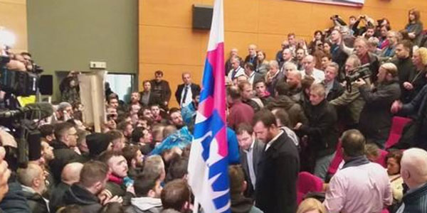 Χαμός στο συνέδριο της ΓΣΕΕ μετά από εισβολή του ΠΑΜΕ. Βίντεο