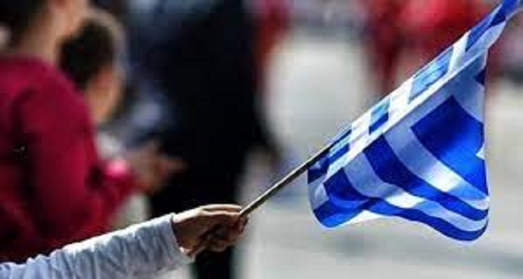 Γαύδος:  Συγκινούν τα δύο παιδιά του νησιού που παρέλασαν κρατώντας την ελληνική σημαία