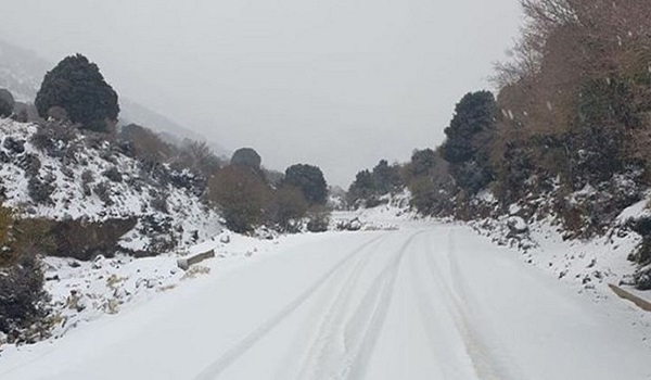 Έφτασε στην Αττική με χιονοκαταιγίδα στα Βίλια – Χιόνι σκέπασε την Πάρνηθα