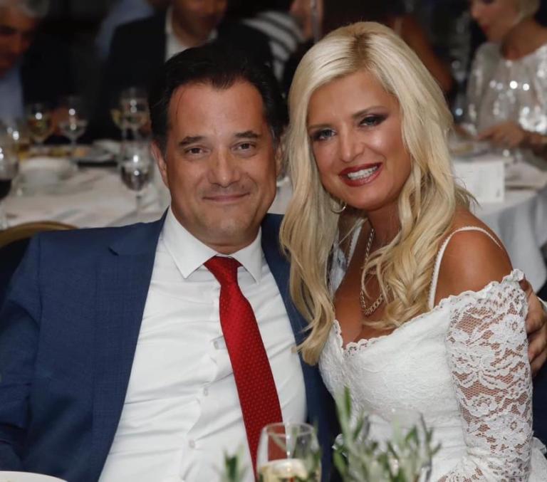 Με λευκό δαντελένιο φόρεμα στη ΔΕΘ η Μαρίνα Πατούλη