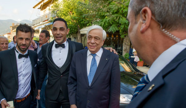 Παυλόπουλος: Σταμάτησε την αυτοκινητοπομπή του για να ευχηθεί σε γαμπρό!
